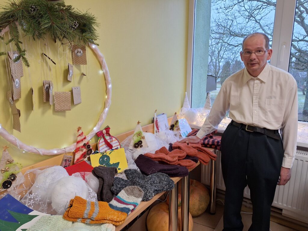 Edvīns Tanne tver katru brīvo brīdi, lai adītu. Vislabāk viņam padodas zeķes.