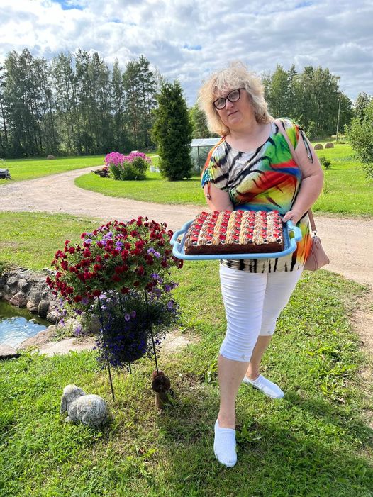 Sarmīte Špate piedalījās labdarības akcijā “Alejas kūka”. Balsojumā par garšīgāko kūku “Sarmītes torte” ieguva lielāko balsu skaitu, kā arī titulu ”Alejas kūka 2024”.