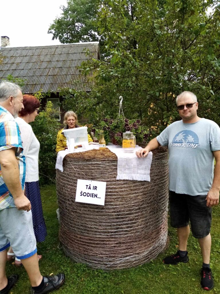 Kafejnīcas “Gatavots laukos” apmeklētāji varēja izbaudīt lauku dzīves idilli visā tās košumā, – starp interesantām atrakcijām viesiem bija arī ko apskatīt
no pagātnes un tagadnes, piemēram, kāds izskatījās siena zārds mūsu vecmāmiņu laikos un tagad tā vietā ir siena rullis. 
Autors: FOTO: NO PERSONĪGĀ ARHĪVA