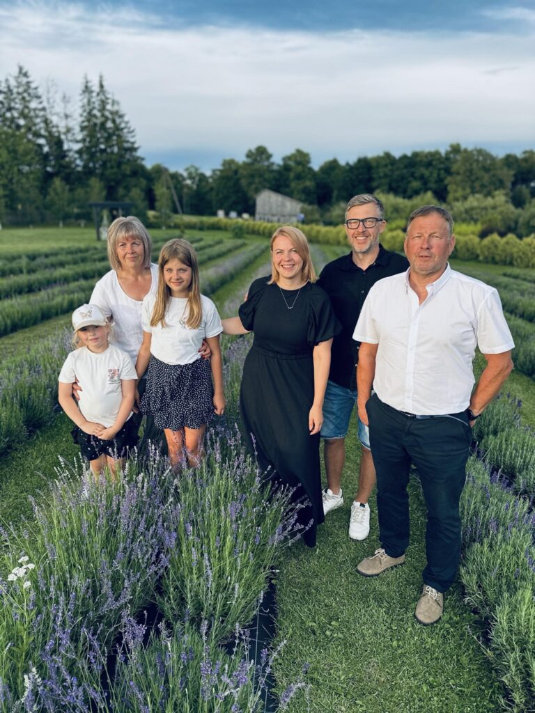Sanda Sokolovska (centrā), viņas vīrs Ingus (blakus) ar meitām Paulu un Patrīciju, kā arī Sandas vecāki Ilona un Igors Burovi par lavandu skaistumu un aromātu priecāsies vēl visu jūliju.