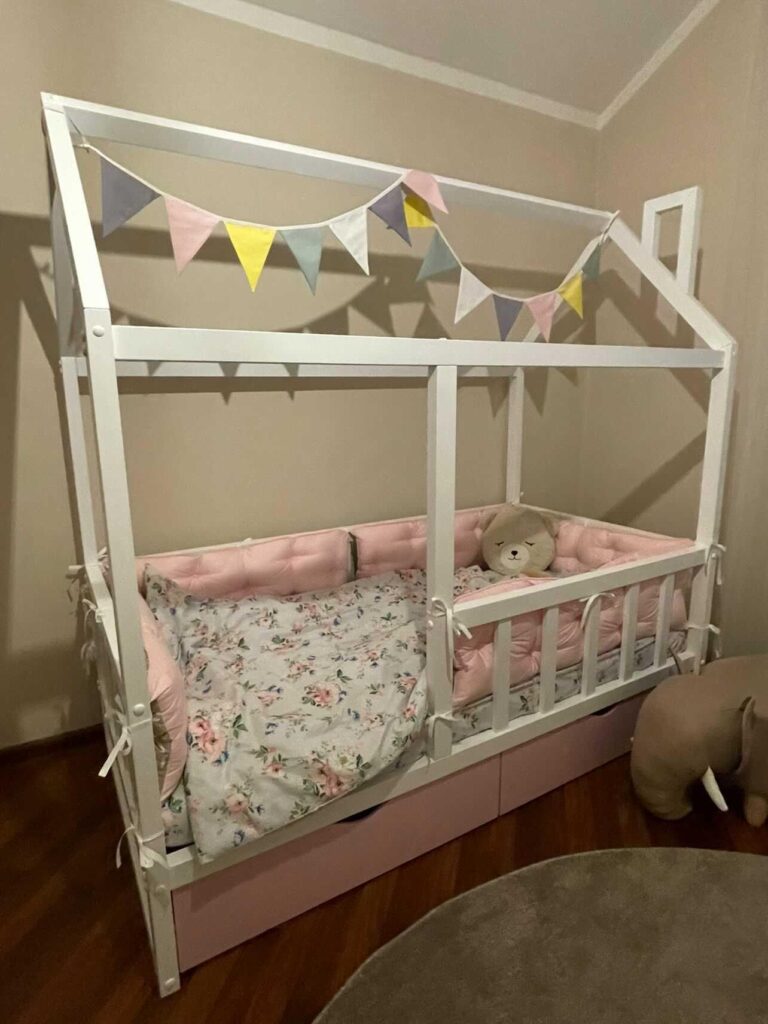 Šāda tipa bērnu gultiņas Kaspars Povožajevs izgatavo uz pasūtījuma. Ap gultiņu redzamās dekorācijas ir viņa sievas Ievas roku darbs.