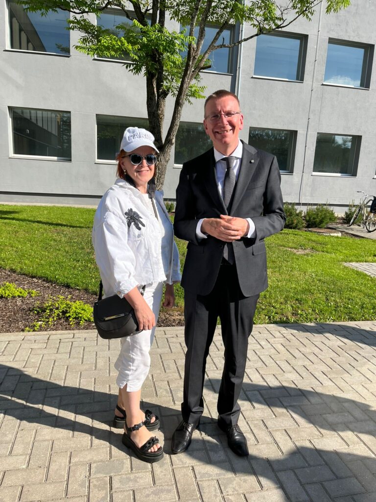 Iespēju satikt Valsts prezidentu izmantoja arī pedagoģe karjeras konsultante, biedrības “Smiltenes pagasta attīstībai” valdes priekšsēdētāja Maira Kupriša. Viņa prezidenta kungu raksturo kā harizmātisku un gudru personību, pauž gandarījumu, ka viņš uzdrošinās būt tautas cilvēks un novēl vēl biežāk šādas vizītes.