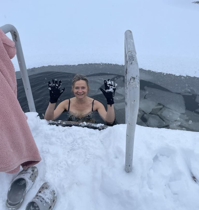 Ilze Palma ziemā peldas regulāri. Viņa uzsver, lai ziemā peldētu, ir jānorūdās un jāsaprot, vai cilvēks vispār tam ir gatavs.