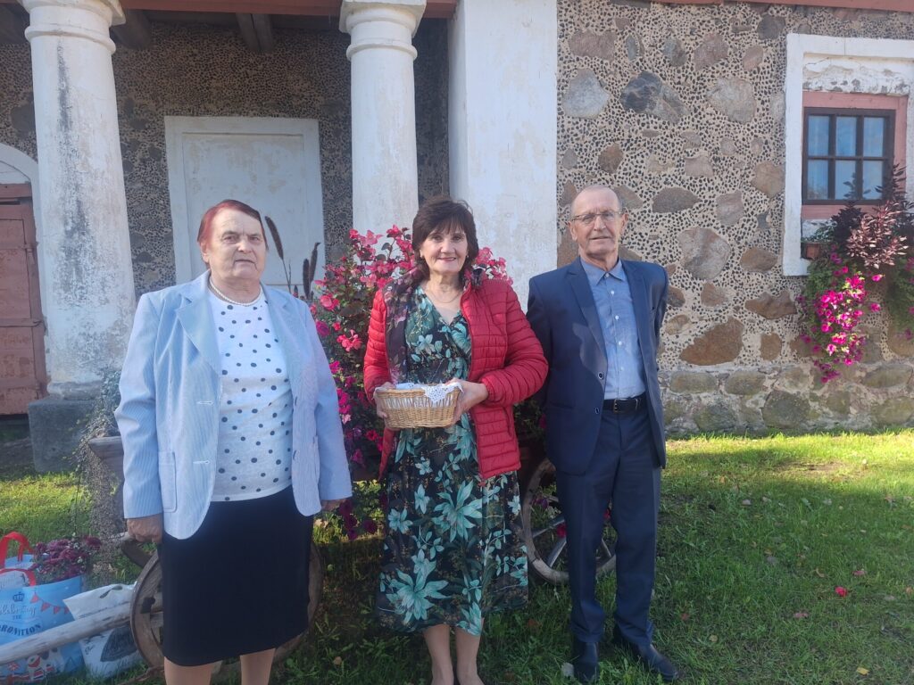 Anna Sopele (no kreisās), Dace Briede un Aivars Briedis ir aktīvi pagasta pensionāri, kuri uzskata, ka priecāties par dzīvi var un vajag visos vecumos.