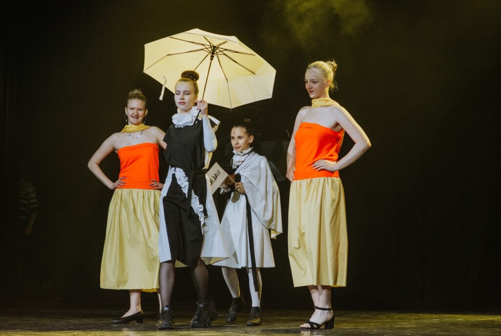 Šūšanas pulciņš “Knaģīši” ar tērpu kolekciju “Pie mums aust saule”.

Autors: FOTO: MADARA ŽIDAUA