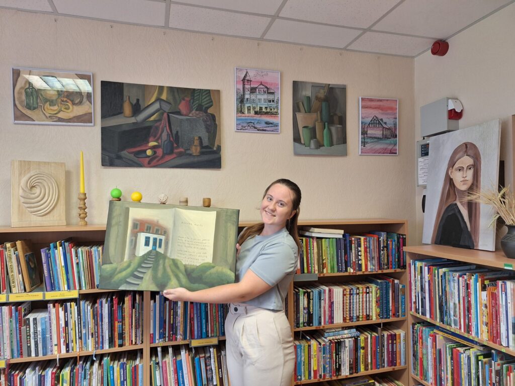 Vijciemietes Sabīnes Lotiņas aizraušanās ir dizains un māksla. Šobrīd vairāki viņas mākslas darbi ir apskatāmi izstādē Vijciema bibliotēkā.