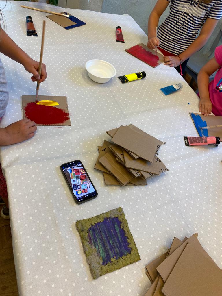 Bērnu radošās darbnīcas veidotas ar domu praktiski izmantot otrreiz pārstrādājamus materiālus, tostarp papīru,audumu, stikla burkas un citus.