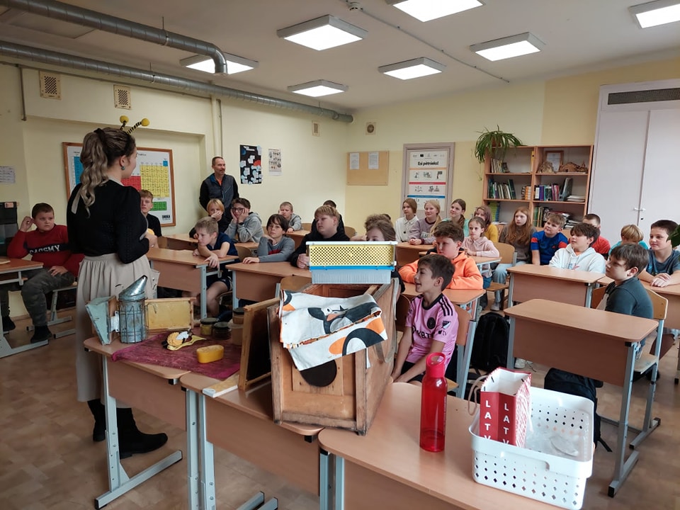 Biškope Sintija Ilsjāne stāstīja, kā rodas medus, par medus ievākšanas nozīmi bioloģiskās daudzveidības saglabāšanā. Attēlā – ciemojoties Grundzāles pamatskolā.