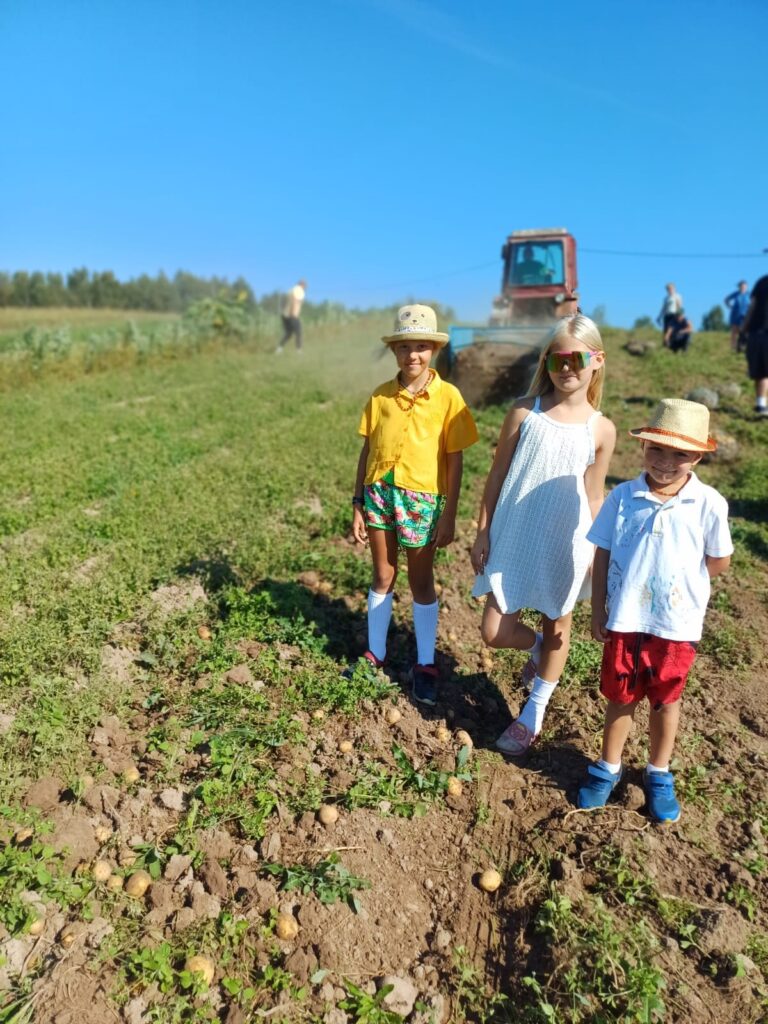 Piedalīties kartupeļu talkā īpašs piedzīvojums bijis arī jaunākajai paaudzei.