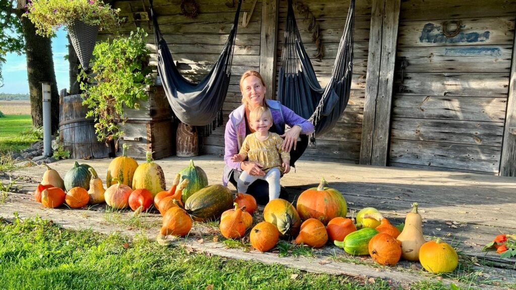 Kopš Danilānu ģimene ir pārcēlusies uz laukiem Raunas pagastā, viņi nevar iedomāties savu ikdienu bez mazdārziņa, kas dāsni atalgo par ieguldīto darbu.

Autors: FOTO: NO PERSONĪGĀ ARHĪVA