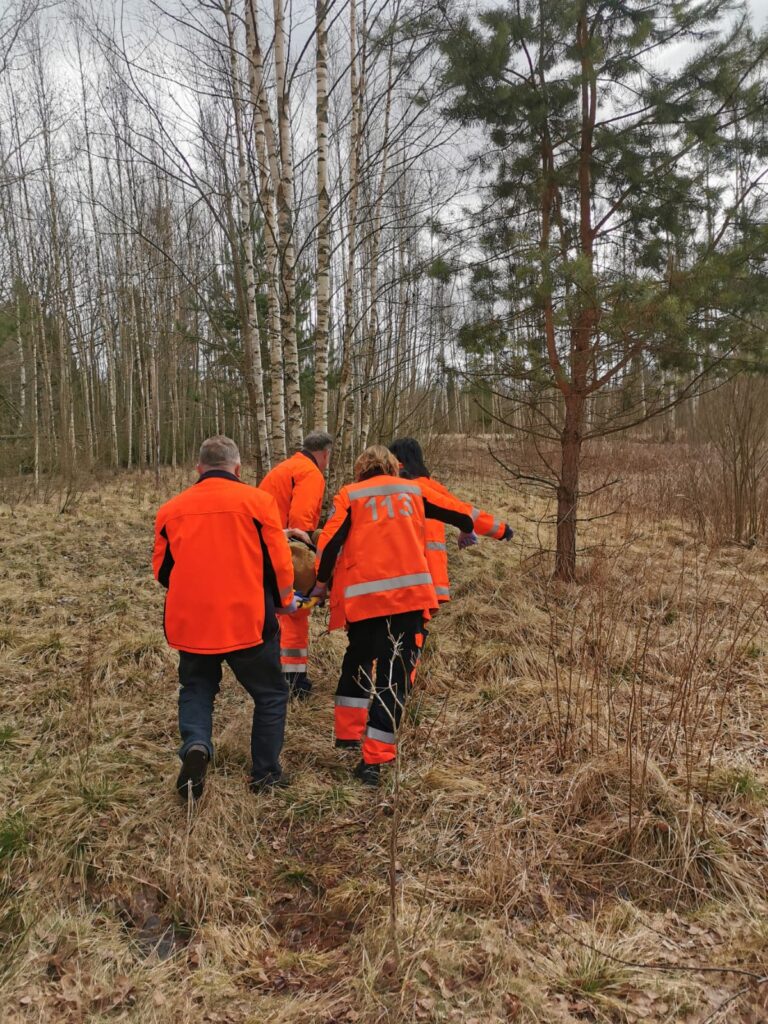 Mediķu brigādes ikdienas neredzamā puse, lai nogādātu pacientu stacionārā, nākas to nest lielu gabalu ārā arī no tādām vietām, kur operatīvajam transportlīdzeklim nav iespējas piekļūt.