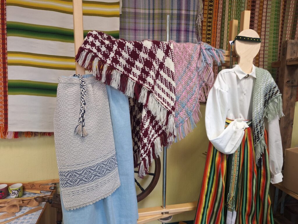 Izstādē "StaroJums” VEF Kultūras pilī, kas notiks no 27. maija līdz 13. jūlijam, varēs apskatīt vairākus mūspuses bērnu un jauniešu radītos darbus.

Autors: FOTO: ILZE FEDOTOVA