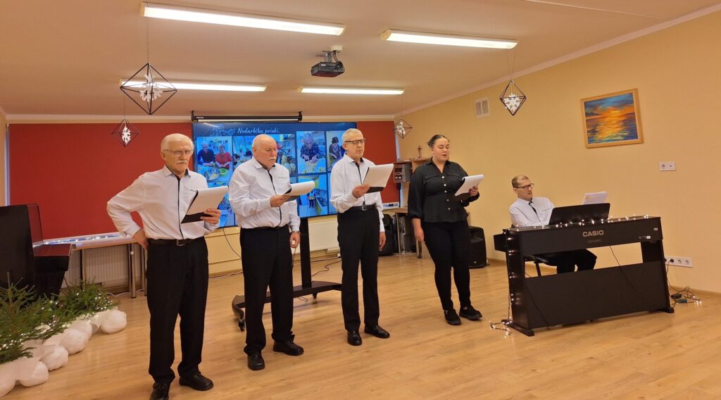 Par prieku savējiem un arīdzan viesiem atvērto durvju dienā muzicēja vīru ansamblis “Draugi” kopā ar filiāles “Valka” kultūras pasākumu organizatori Martu Kristiānu Kalniņu.