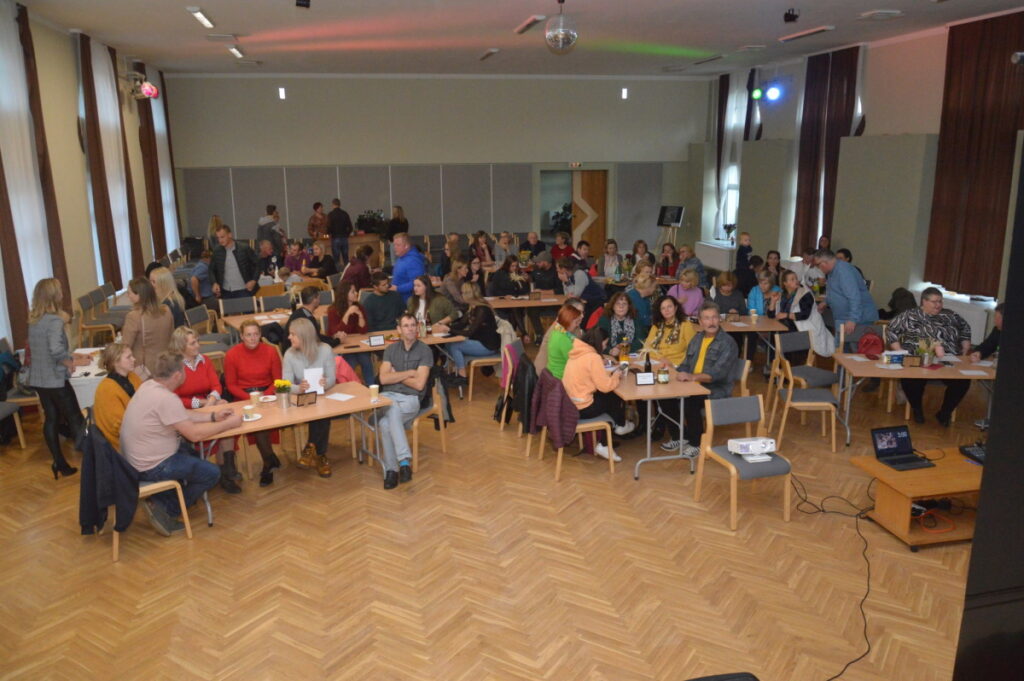 Erudīcijas un jautro mirkļu spēlē 'Apslēptās zināšanas' komandas sacentās gan erudīcijā, gan atjautībā.
Autors: Foto: No personīgā arhīva