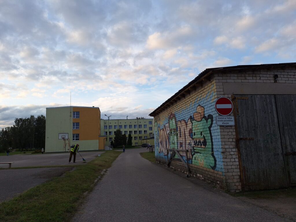 Ausekļa ielas skolas pagalmā daudzi ir pamanījuši zīmi “Iebraukt aizliegts” (Izņemot ar Valkas novada pašvaldības atļaujām), un daļai iedzīvotāju neviļus radušies jautājumi, kas un kā pie šādas atļaujas varētu tikt.