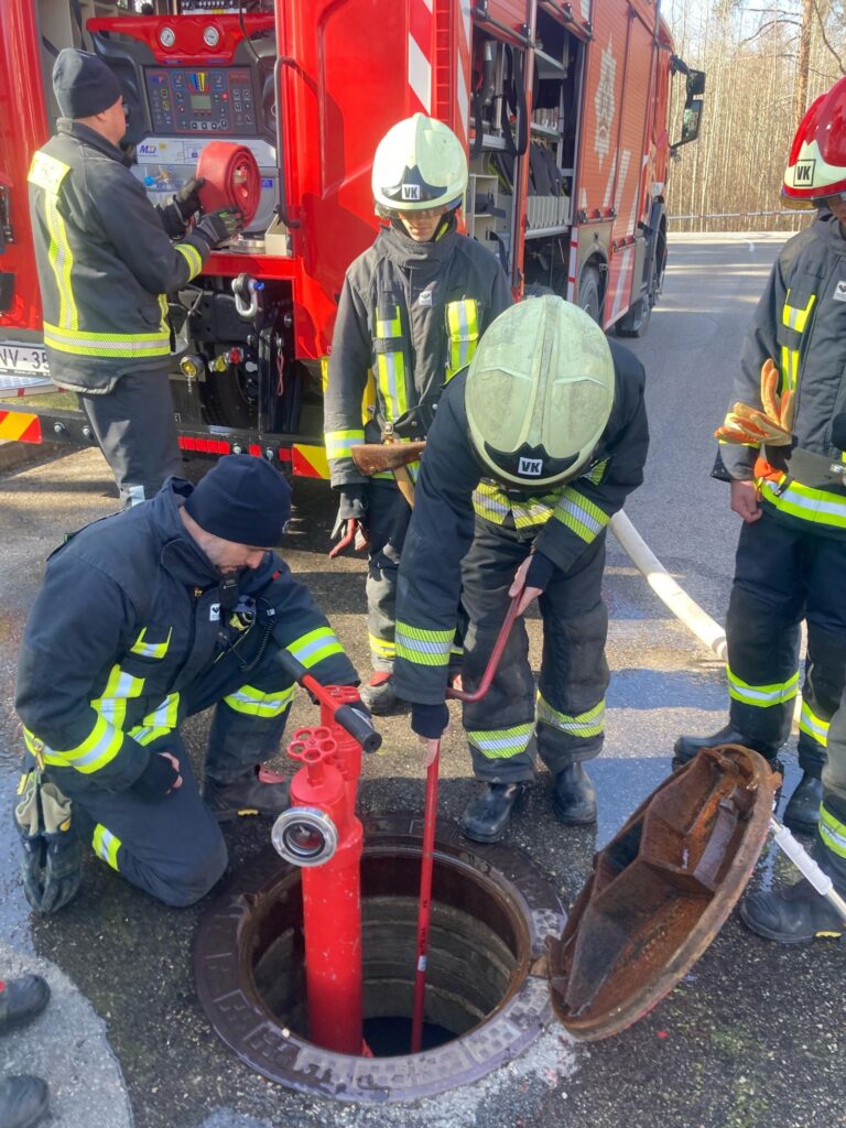 Aizraujoša Ēnu diena izvērtās Valsts ugunsdzēsības un glābšanas dienesta Vidzemes reģiona pārvaldes Valkas daļā.

Autors: VALENTĪNA DAŅILOVA