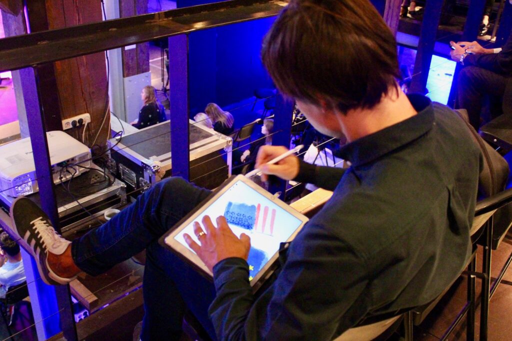 Mākslinieks karikatūras zīmē ne tikai uz papīra, arvien pieprasītākas kļūst arī digitālās karikatūras.