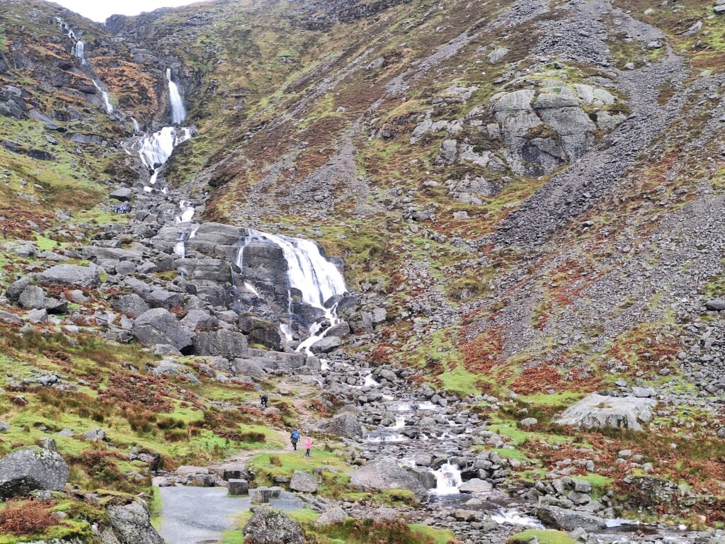 Īrija pārsteidz gan ar rosību pilsētās, gan vēsturi un dabas varenību. Mahonas ūdenskritums, kas atrodas Comeragh kalnos.