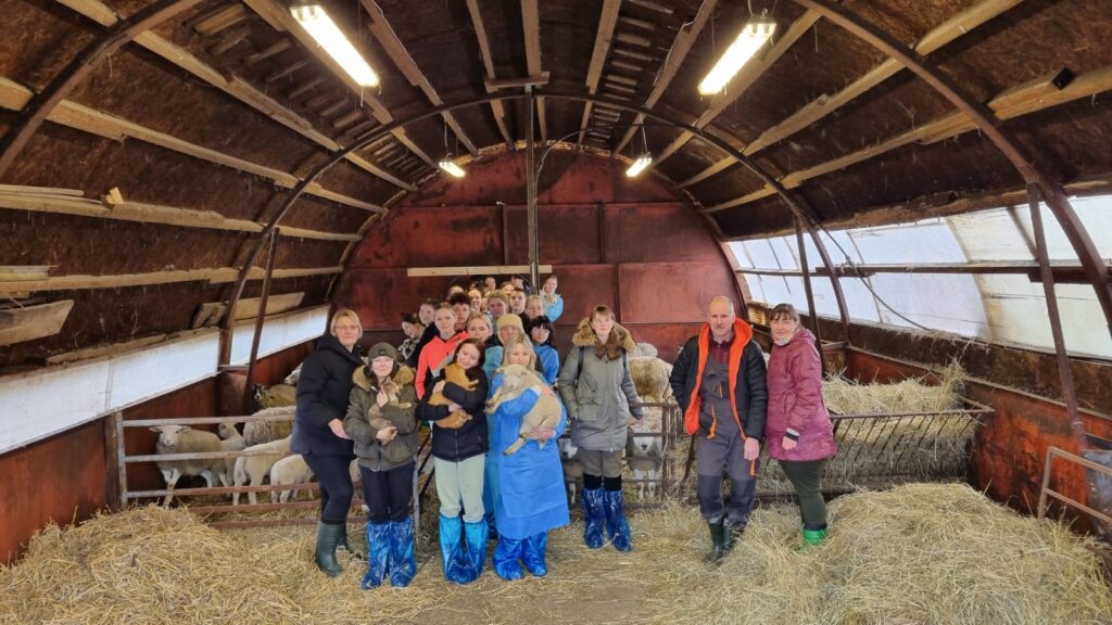 Smiltenes tehnikuma skolotāju Līga Sima (no kreisās) kopā ar topošajiem veterinārārsta asistentiem pavisam nesen viesojās Smiltenes pagasta zemnieku saimniecībā “Zilāpi”, tur jēru laiks nupat noslēdzies.  
Autors: Foto: no Smiltenes tehnikuma arhīva