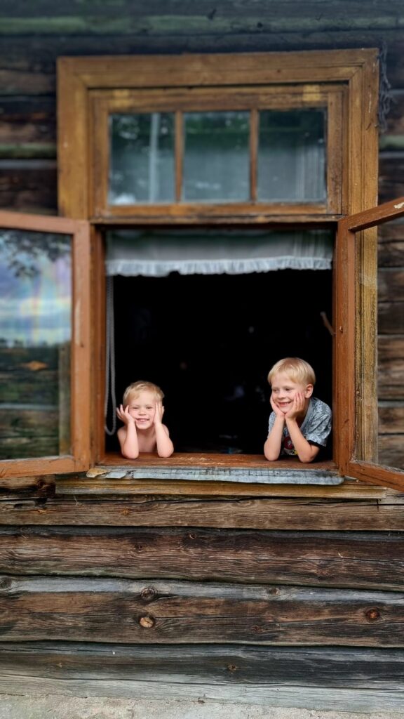 Muižnieku ģimenes jaunākā atvasīte Justs (no kreisās) un vidējais dēls Kārlis, kuram, starp citu, vārds dots par godu “Cekuļu” māju kādreizējam saimniekam.