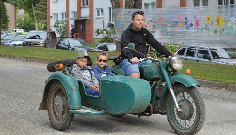 Braucamrīku parādē Naukšēnu – Ķoņu svētkos devās arī divi motocikli ar blakusvāģi no Anda Meirēna kolekcijas.
Autors: Foto: No "Facebook"
