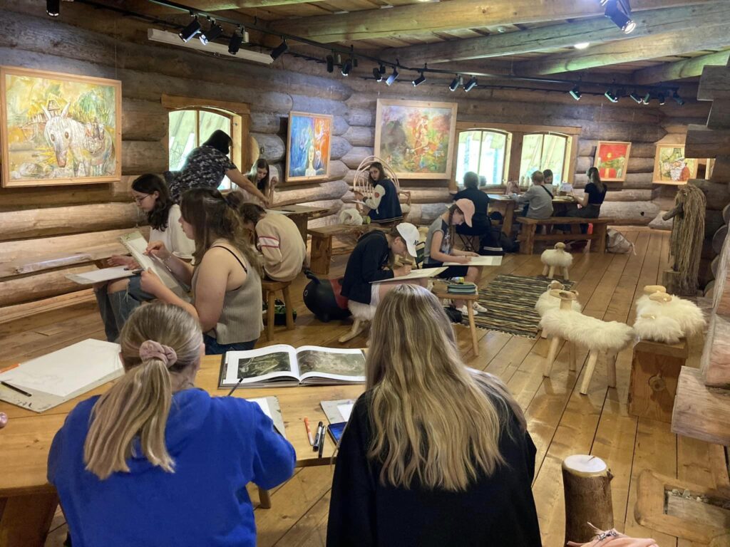 Plenēra ietvaros dalībniekiem bija iespēja apmeklēt “Poķu zemi” – tematisko parku Igaunijā. Poķu māja izrādījās pilna ar pārsteigumiem un atklājumiem, tur redzētais raisīja iedvesmu radošiem mākslas darbiem.