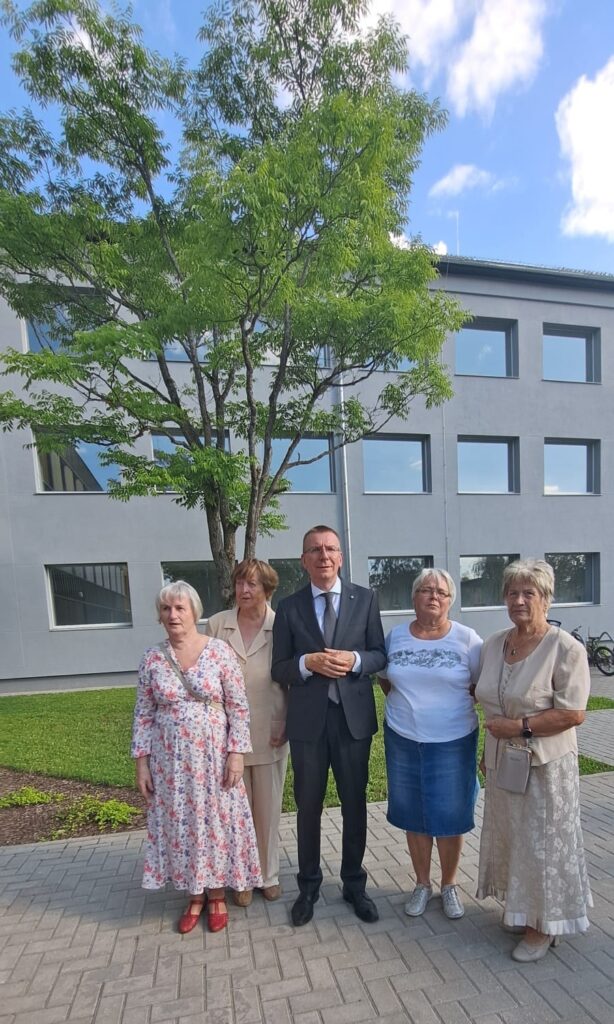 Satikt klātienē Valsts prezidentu bija priecīgi daudzi iedzīvotāji, tostarp seniores Pārsla Sīkā (no kreisās), Ligita Blīgzna, Ina Ābelīte un Rita Bormane.