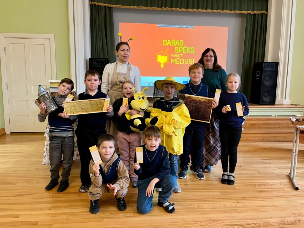 Kampaņas ietvaros S. Ilsjāne devās arī uz arī Dāvja Ozoliņa Apes pamatskolu, līdzīgi kā citās skolās, dodot iespēju skolēniem iepazīties ar dažādām medus garšām, uzzināt interesantus faktus par bitēm un biškopību.