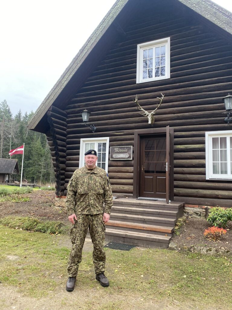 Zemessarga formas tērpu J. Biezais nēsā ar lepnumu un godu, jo īpaši valsts svētkos.