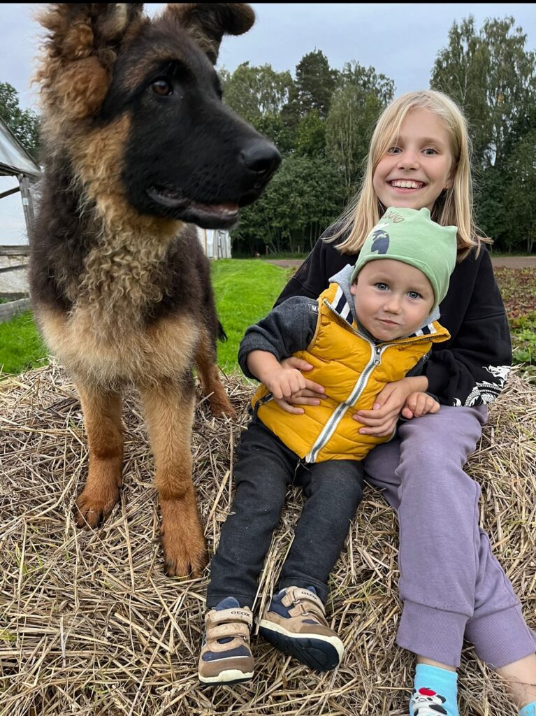 Lūkass un Olīvija ar četrkājaino draugu Persivālu.