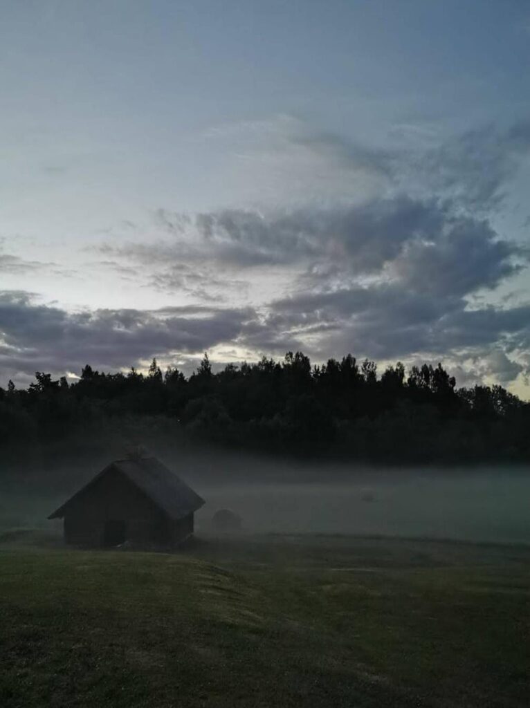 Skati, kas paveras no “Cekuļu” mājām – miglā tītie rīti –, līdz nākamā gada vasarai tiek noglabāti atmiņu lādītēs.