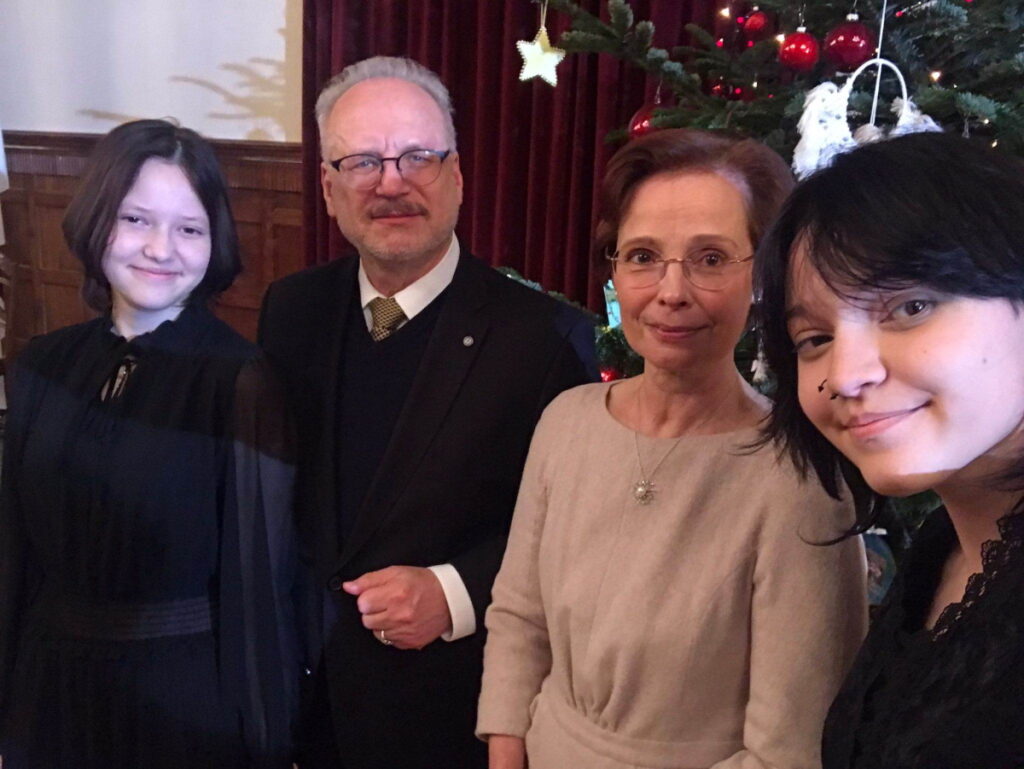 Svinīgajā pieņemšanā – Aleksandra (no kreisās), Valsts prezidents Egils Levits ar kundzi Andru Leviti un Viktorija.
Autors: Foto: Valsts Prezidenta kanceleja