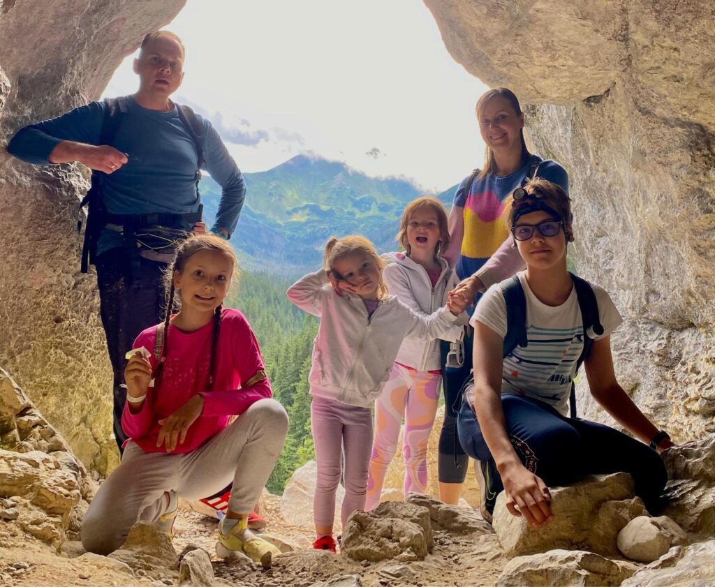 Purviņu ģimeni no Kārķu pagasta vietējie raksturo kā brīnišķīgu, smaidīgu un atvērtu, kura pagasta ikdienu dara priecīgu un rosīgu.