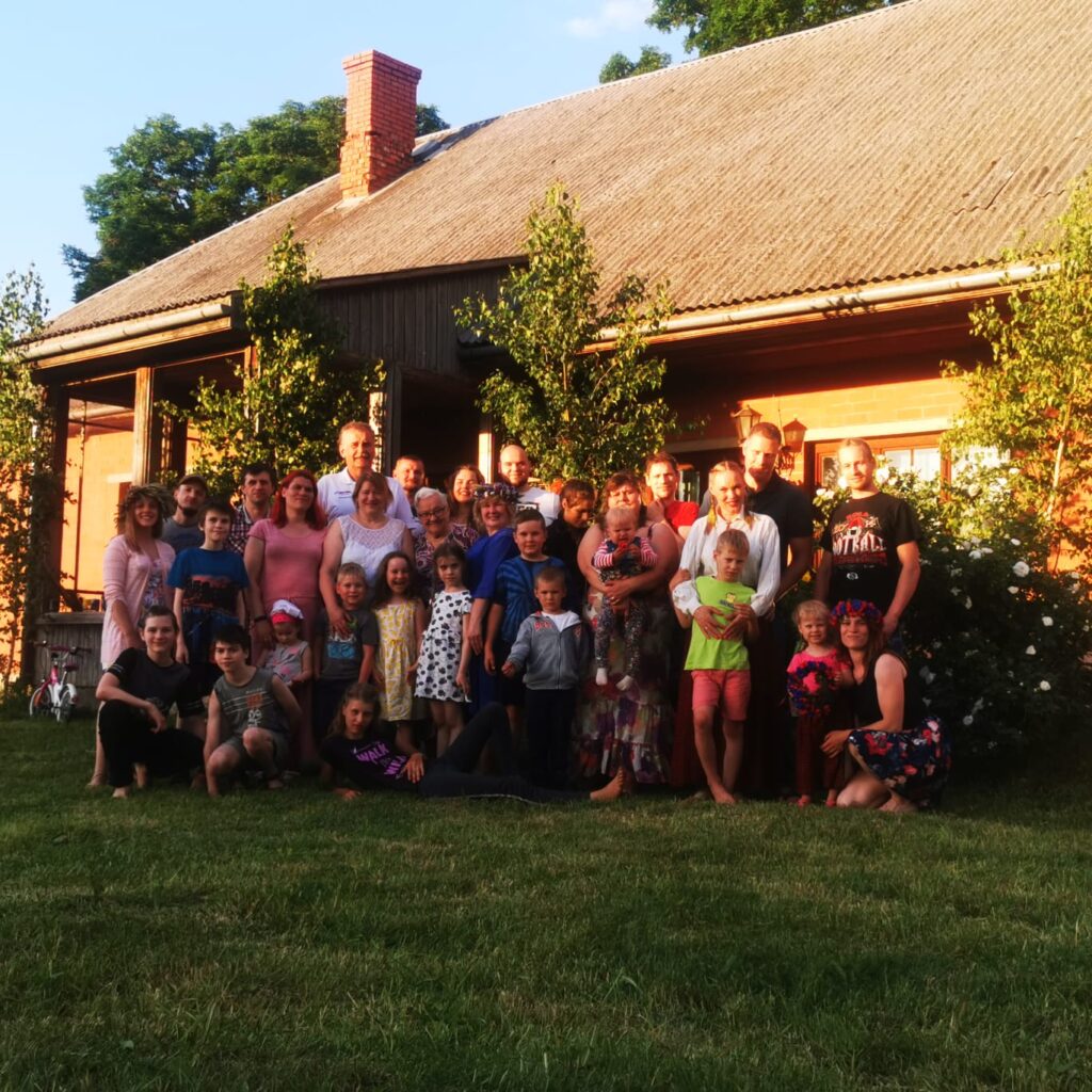 Ilze Čepanone kopā ar savu ģimeni, svinot Līgo svētkus.