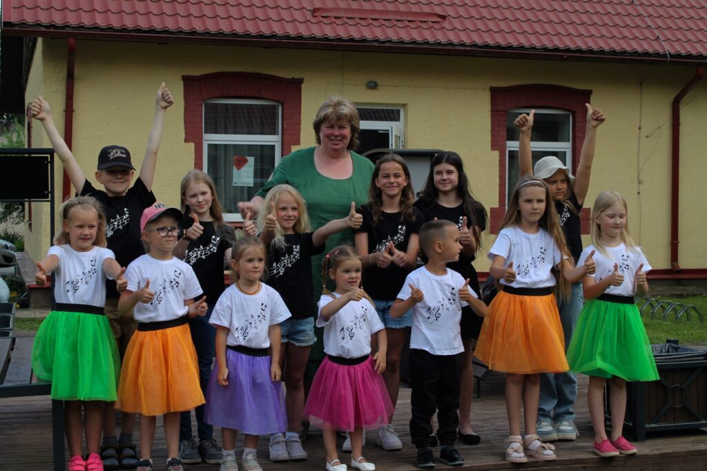 Kopienas pasākuma dalībniekus priecēja labvēlīgi laikapstākļi un uzmundrināja Virešu kultūras nama bērnu vokālie ansambļi skolotājas Sandras Oto vadībā.