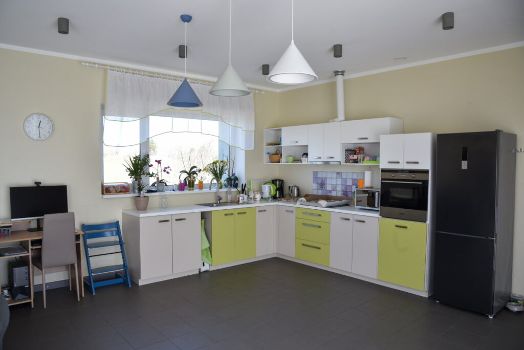 SOS bērnu ciemata mājā Valkā ir padomāts par katru sīkumu, lai ģimenei būtu patīkama vide dzīvošanai, visas iekštelpas ir iekārtotas mājīgi un omulīgi.
Autors: Foto: No SOS bērnu ciematu mājas lapas