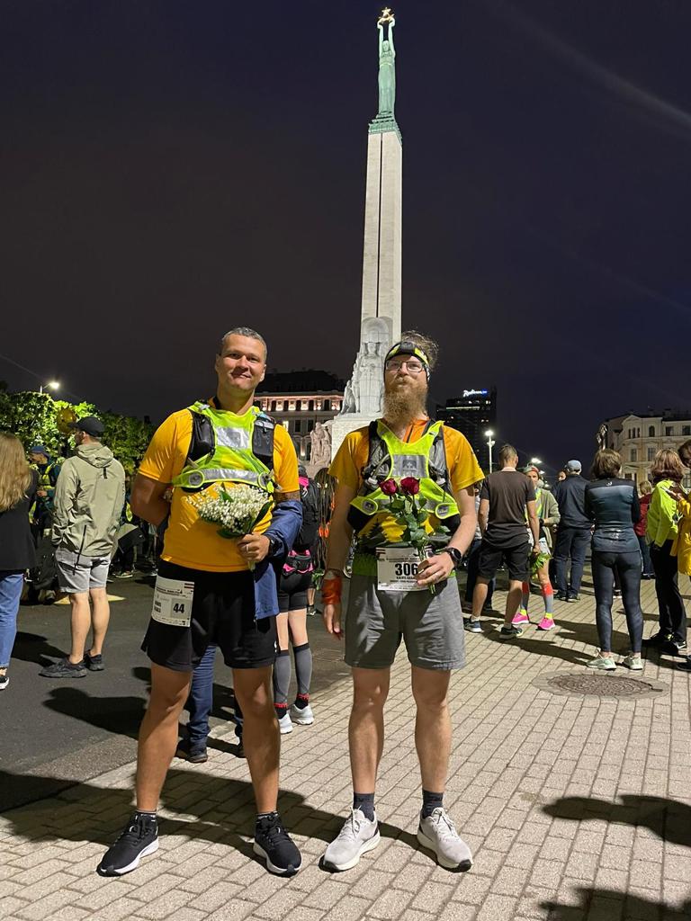 Dagnis ar brāli Kalvi (no labās), kurš ģimenē ir galvenais skriešanas entuziasts un pamudinājis teju visus ģimenes locekļus pievērsties skriešanai. Proti, ir reizes, kad viņiem pievienojas arī jaunākais brālis Jānis.
Autors: Foto: No personīgā arhīva