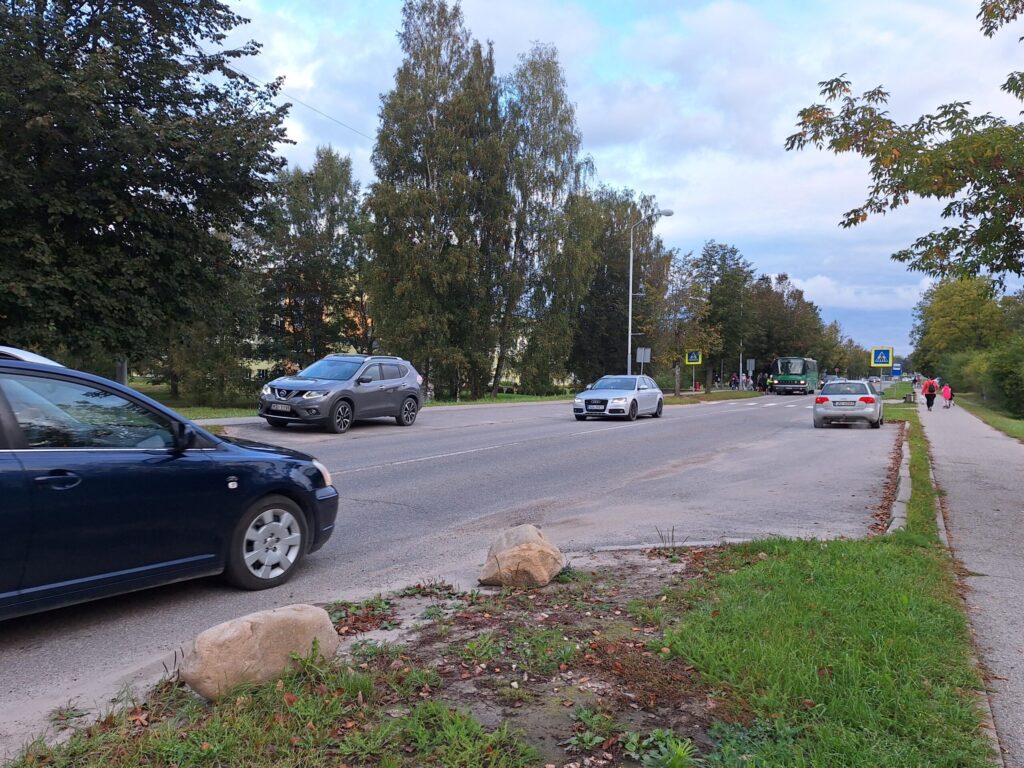 Lai saudzētu zaļo zonu, pie autostāvvietu “kabatas” Ausekļa ielā ir izvietoti akmeņi, tieši tie mulsina autobraucējus un liek uzdot jautājumu, vai akmeņi tiešām ir tie, kuriem būtu jānorobežo zālājs no ceļa braucamās daļas?