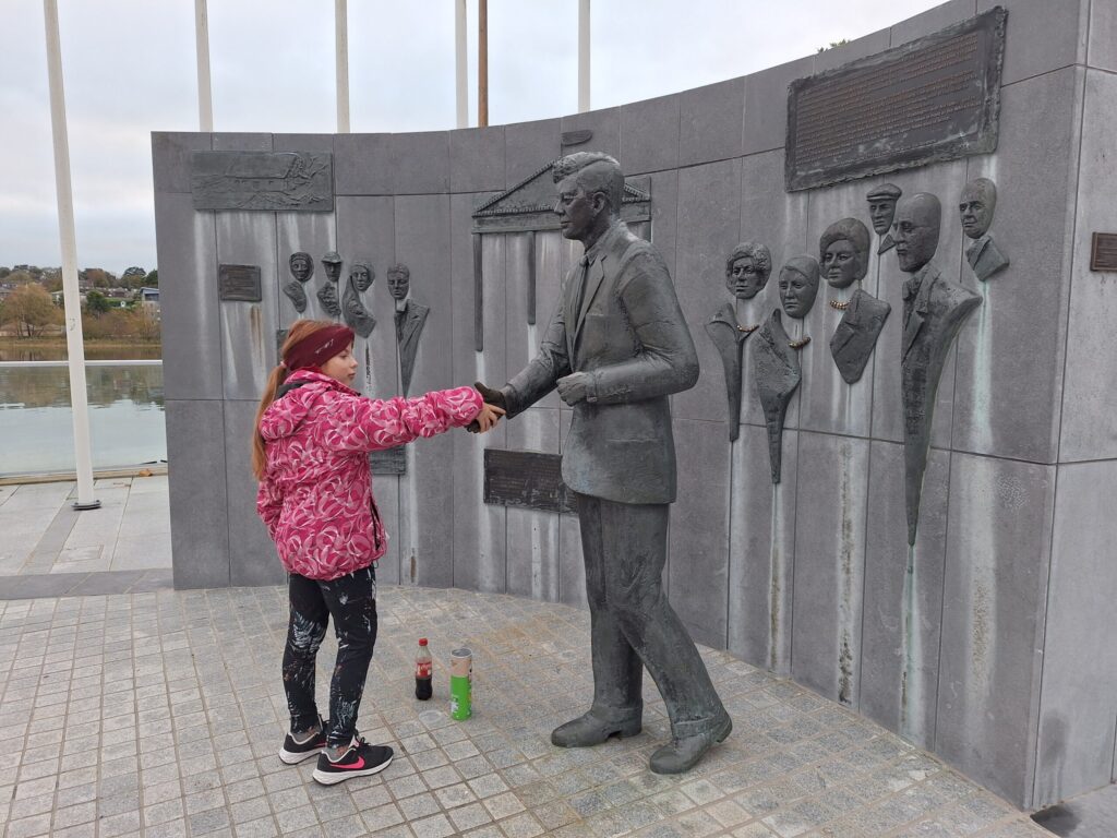 Veksfordas grāfistē, piestātnē Ņūrosā, ceļotājiem ir iesēja sasveicināties ar Džona F. Kenedija bronzas statuju.