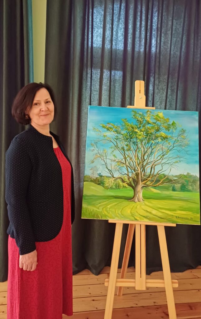 Smiltenes novadpētniecības muzeja izglītojošā darba un darba ar apmeklētājiem vadītāja Vita Blate norāda, ka gleznu izstāde “Dižozols lauka vidū” ir viens no iemesliem, lai, braucot garām vai viesojoties Smiltenes novadā, apmeklētu arī Mēru muižu.