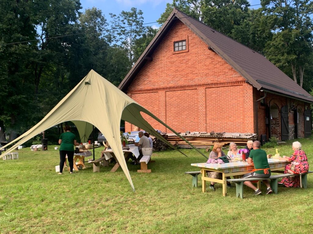 Mājas kafejnīcu dienās šogad pirmo gadu piedalījās biedrība “Palsmanes mednieku klubs”, piedāvājot viesiem “Palsmanes mednieku virtuvē” nobaudīt
tradicionālus medījumu produkcijas ēdienus, kā arī mednieku ikdienai pietuvinātas izklaides. 
Autors: FOTO: NO PERSONĪGĀ ARHĪVA