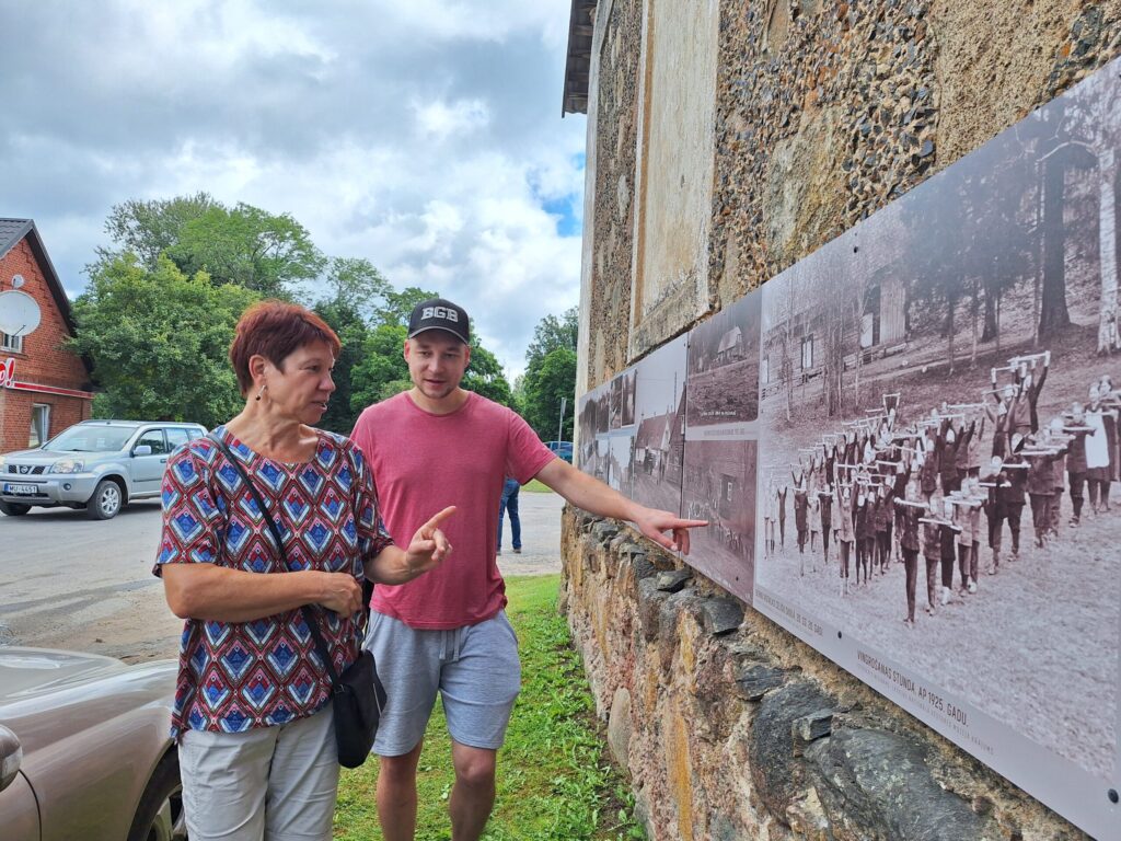 Kā Vijciems izskatījās agrāk? To atklāja izstāde “Vijciema vēsture attēlos pie magazīnas sienas, – senās fotogrāfijās aplūkojamas dažādas ēkas, Vijciema centrs un vijciemiešu sabiedriskās norises laiku lokos. Ieceres autors un sponsors Andrejs Pebo.