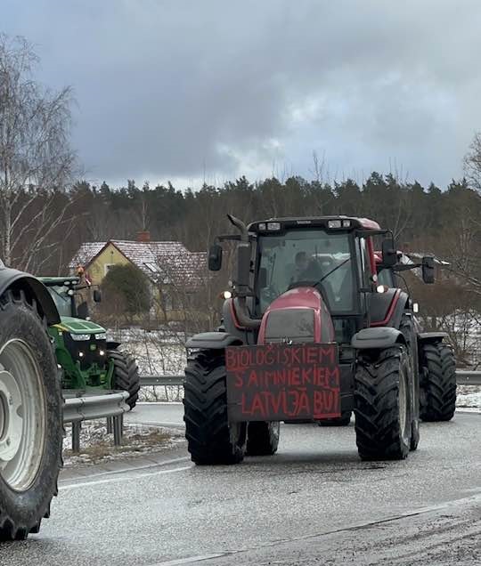 Valkas novada zemnieku saimniecība “Jasmīni” protestu laikā mudināja pievērst lielāku uzmanību bioloģiskās lauksaimniecības nozarei, uzsverot, ka arī bioloģiskajām saimniecībām ir vairāk par sevi jāliek manīt, lai atgādinātu valdībai, ka tieši bioloģiskās saimniecības ir Eiropas Zaļā kursa flagmaņi un tās ir adekvāti jāatbalsta.