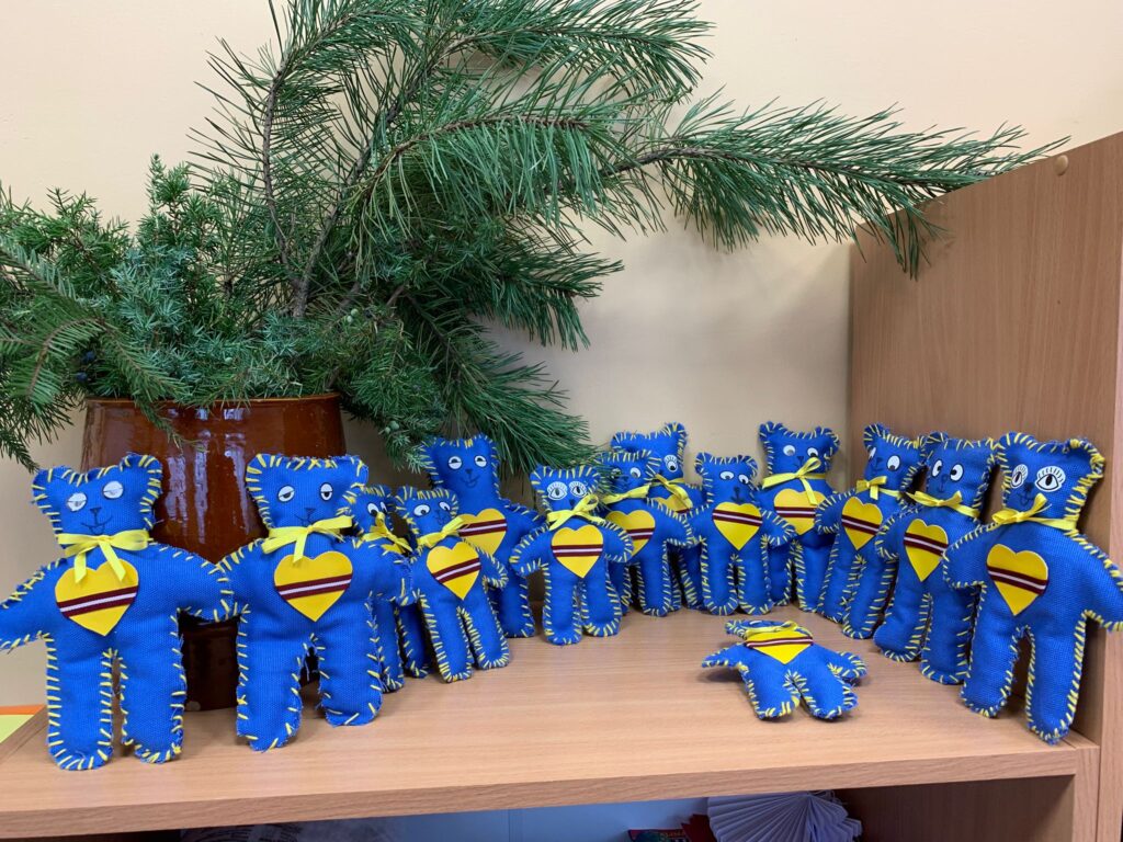 Bērni sašuva lācīšus, ko pievienoja sūtījumam.