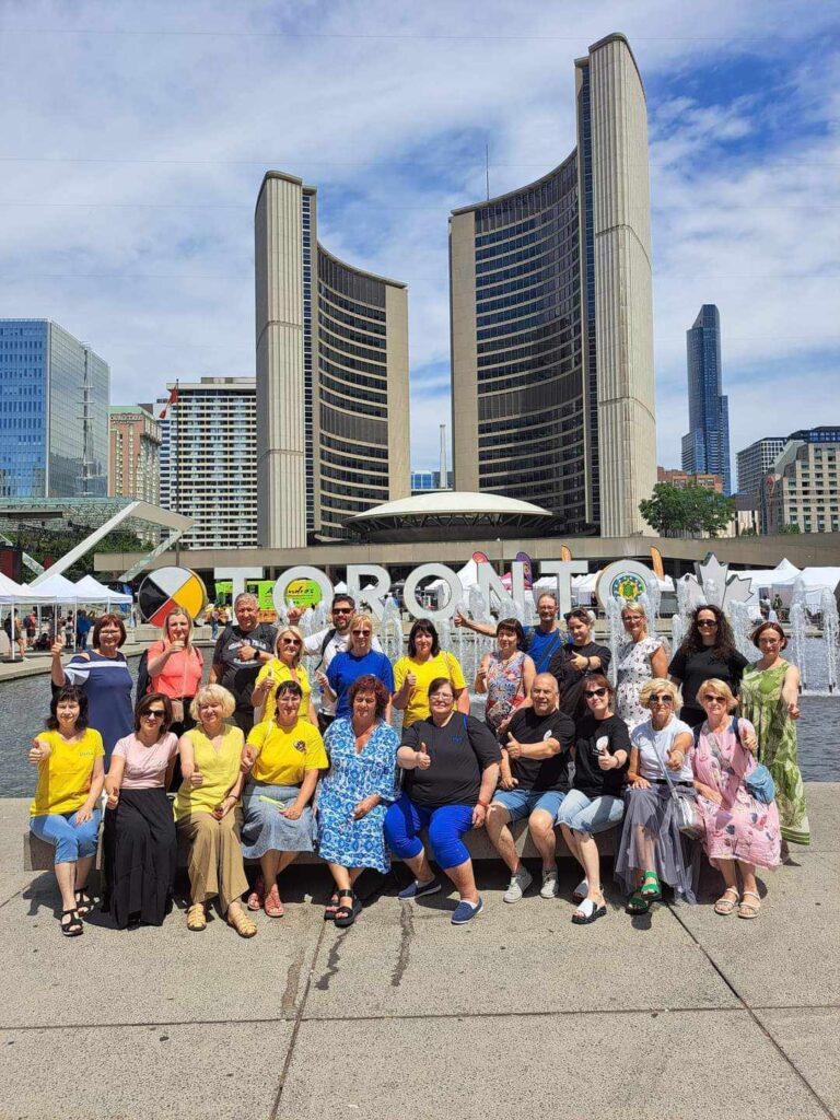 Uz Latviešu Dziesmu un deju svētkiem Kanādā koristi devās kopā ar ceļojumu aģentūru “Balt-Go”, pagūstot apskatīt Toronto un tūristu iecienītākos tuvējās apkaimes galamērķus.