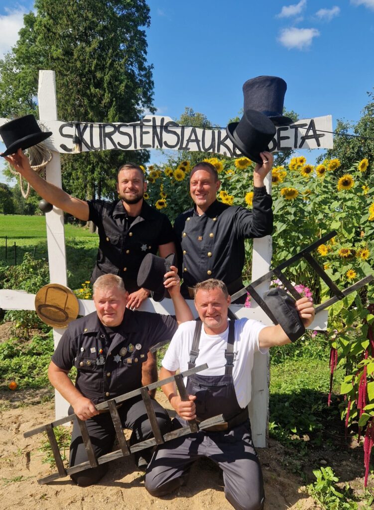 Trapenes pagasta “Stādzenos” divu dienu garumā viesus uzņēma “Skursteņslauķu sēta”. Mājas kafejnīcā paviesojušies kādi 170 apmeklētāji.

Autors: FOTO: NO PERSONĪGĀ ARHĪVA