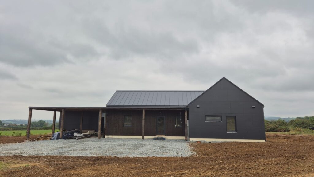 Latviešu Kiukucānu ģimene Īrijā ir uzbūvējusi savu māju, kuras konstrukcijas, apdares materiāli un pat mēbeles ir no Latvijas. Fasāde ir izvēlēta antracīta krāsā, – tā atsvaidzina ainavu un kontrasti iederas kopējā vides tēlā, jo pašiem īriem māju proporcijas un toņu gamma ir gluži vai pēc vienas zortes.