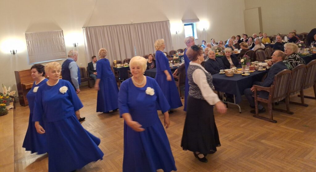 Vijciemieši prot draudzēties. Atzīmējot Senioru un Dzejas dienas, senioru deju grupa “Sapnis” no Trikātas ar prieku uzstājas mūspuses publikai, uzsverot, ka zālē visi ir savējie.