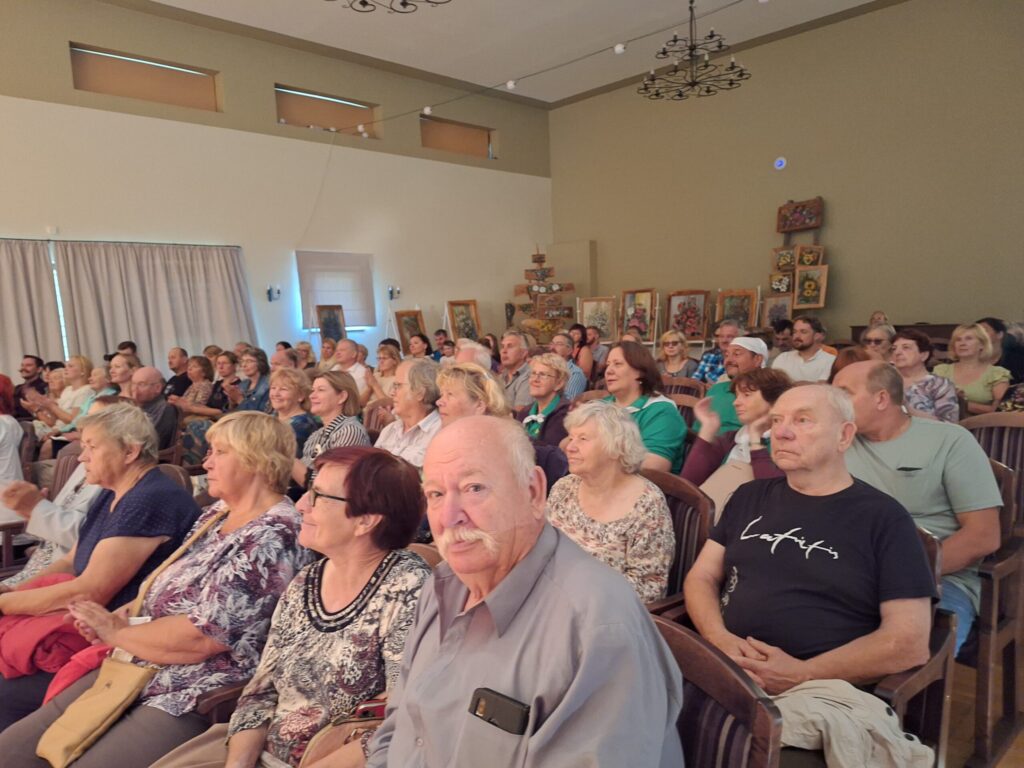 Līdz ar Vijciema jubilejas svinībām vijciemiešiem un viesiem bija iespēja noskatīties arī vairākas amatierteātru izrādes, kas norisinājās Latvijas amatierteātru svētku ietvaros.