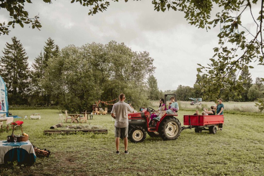 Raunas pagastā mājas kafejnīcas angļu pēcpusdienas tēja “Vecklinčos” apmeklētājiem bija iespēja izbraukt traktora piekabē pa rančo savvaļas pļavām.
Autors: FOTO: LINDA REIGASE